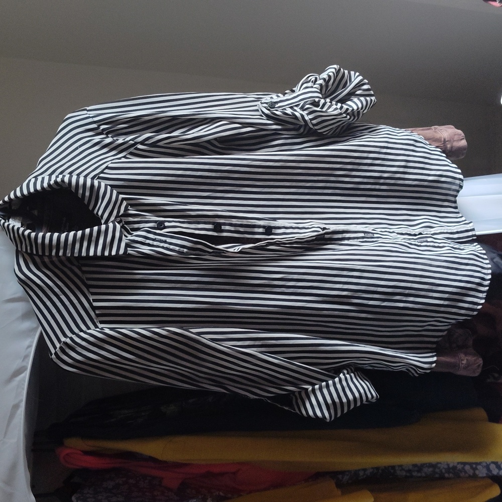 Size M Black/ White Forever 21 Essentials Long Sleeve Button-down Striped Shirt